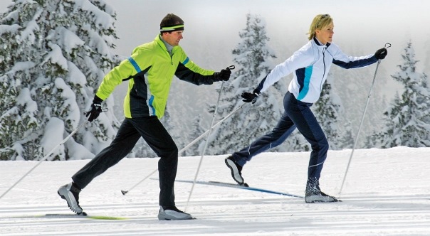 Пара проводит тренировку на лыжах