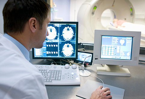 Специалист проводит анализ сканирования мозга