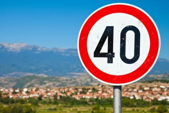 Дорожный знак ограничения скорости 40 км в час